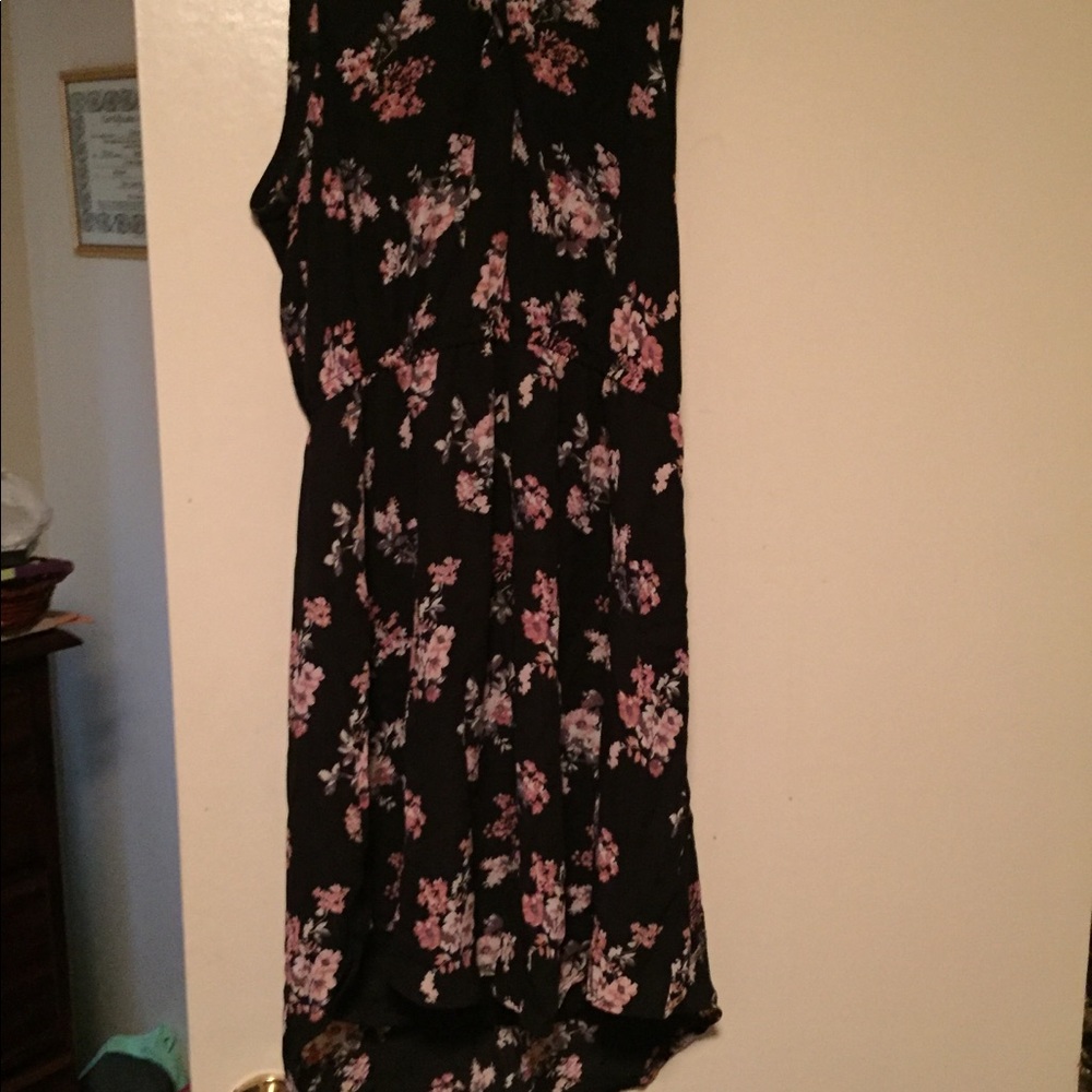Dresses - Picture 2 of 3